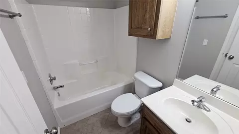 Bath - 123 E 156th Pl S, Glenpool, OK 74033 photo 4 of 4