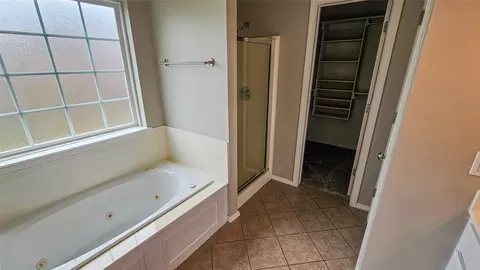 Bath - 123 E 156th Pl S, Glenpool, OK 74033 photo 2 of 4
