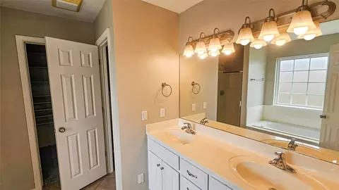 Bath - 123 E 156th Pl S, Glenpool, OK 74033 photo 1 of 4