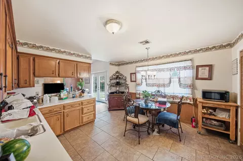 Kitchen - 9902 E 28th Pl, Tulsa, OK 74129 photo 2 of 4