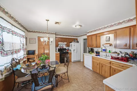 Kitchen - 9902 E 28th Pl, Tulsa, OK 74129 photo 1 of 4