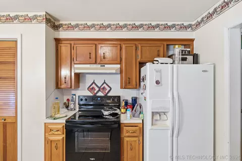 Kitchen - 9902 E 28th Pl, Tulsa, OK 74129 photo 4 of 4