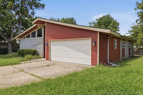 Exterior - 9902 E 28th Pl, Tulsa, OK 74129 photo 2 of 7