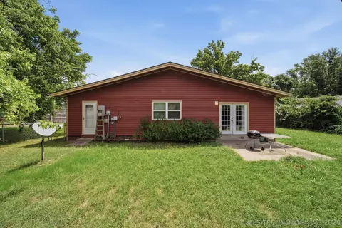 Exterior - 9902 E 28th Pl, Tulsa, OK 74129 photo 6 of 7