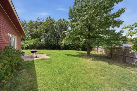 Exterior - 9902 E 28th Pl, Tulsa, OK 74129 photo 5 of 7
