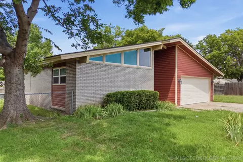 Exterior - 9902 E 28th Pl, Tulsa, OK 74129 photo 3 of 7