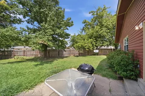 Exterior - 9902 E 28th Pl, Tulsa, OK 74129 photo 4 of 7