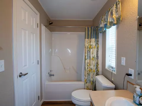 Bath - 4750 Willis Dr, Kingston, OK 73439 photo 6 of 6