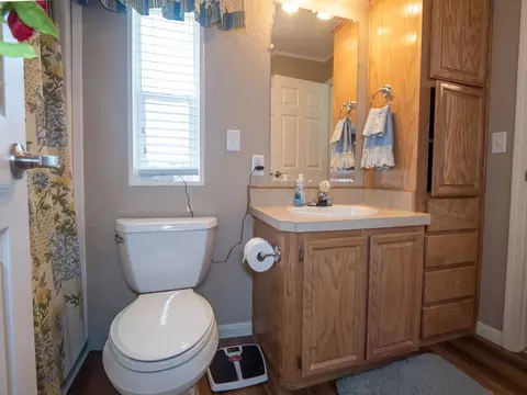 Bath - 4750 Willis Dr, Kingston, OK 73439 photo 5 of 6