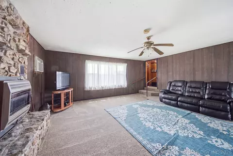 Living - 7703 N 447 Rd, Spavinaw, OK 74366 photo 2 of 3