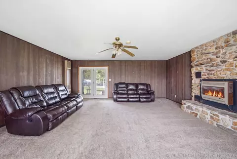 Living - 7703 N 447 Rd, Spavinaw, OK 74366 photo 3 of 3