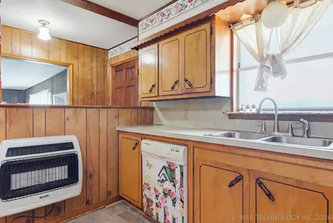 Kitchen - 7703 N 447 Rd, Spavinaw, OK 74366 photo 4 of 5