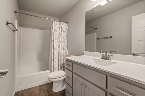 Bath - 1901 E Winston St, Broken Arrow, OK 74011 photo 2 of 5