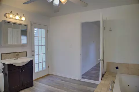 Bath - 3922 E 34th St, Tulsa, OK 74135 photo 3 of 5