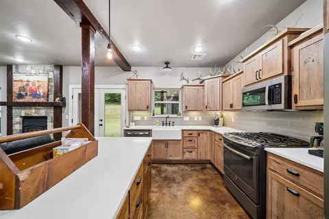 Kitchen - 20140 E 430 Rd, Claremore, OK 74017 photo 3 of 4