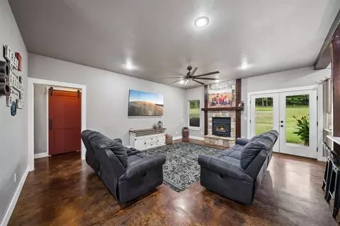 Living - 20140 E 430 Rd, Claremore, OK 74017 photo 1 of 2