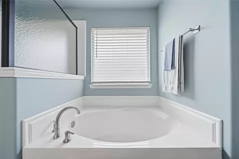 Bath - 6812 S Elder Ave, Broken Arrow, OK 74011 photo 3 of 6