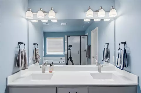 Bath - 6812 S Elder Ave, Broken Arrow, OK 74011 photo 2 of 6