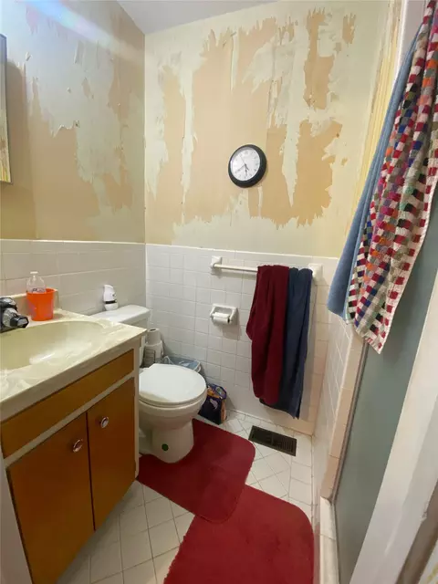 Bath - 912 S Thompson Ave, Cushing, OK 74023 photo 1 of 2