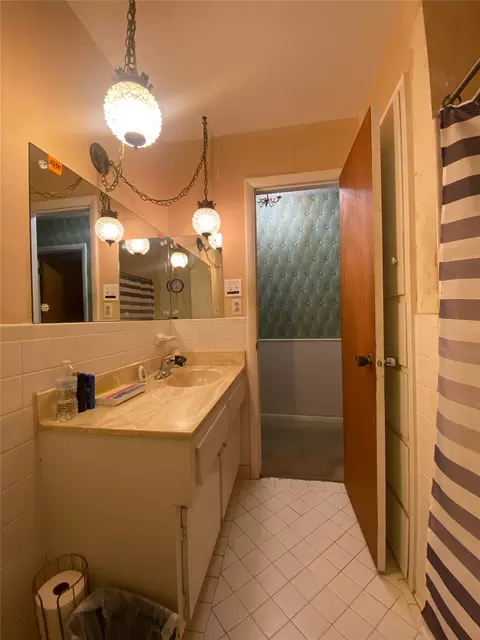 Bath - 912 S Thompson Ave, Cushing, OK 74023 photo 2 of 2