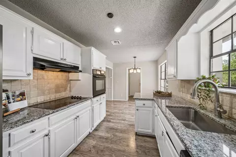 Kitchen - 8225 Wright Pl, Broken Arrow, OK 74014 photo 2 of 2
