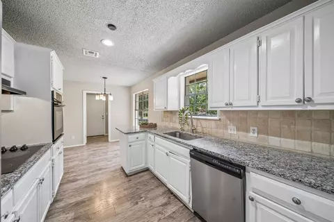 Kitchen - 8225 Wright Pl, Broken Arrow, OK 74014 photo 1 of 2