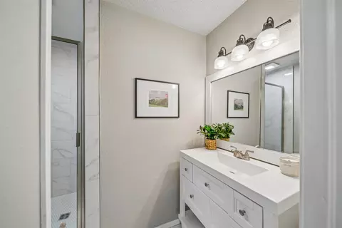 Bath - 8225 Wright Pl, Broken Arrow, OK 74014 photo 2 of 4