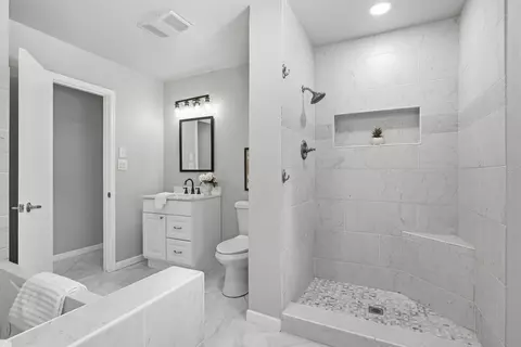 Bath - 2211 E 54th St S, Tulsa, OK 74105 photo 4 of 8