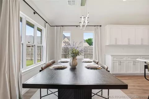 Dining - 5804 E 127th St S, Bixby, OK 74008 photo 2 of 3