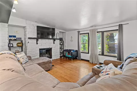 Living - 420676 E 1166 Rd, Eufaula, OK 74432 photo 2 of 2