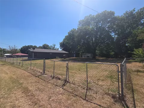 Exterior - 406 5th, Ringling, OK 73456 photo 6 of 9