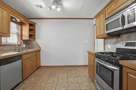 Kitchen - 3408 E 4th Pl, Tulsa, OK 74112 photo 3 of 4