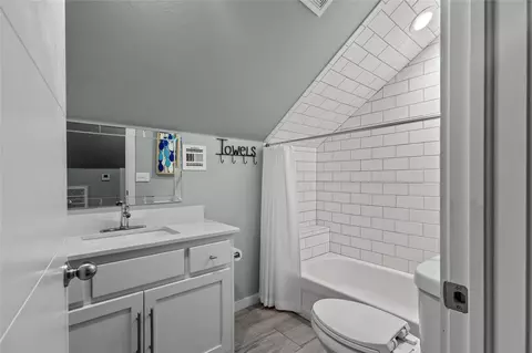 Bath - 905 N E St, Eufaula, OK 74432 photo 4 of 4
