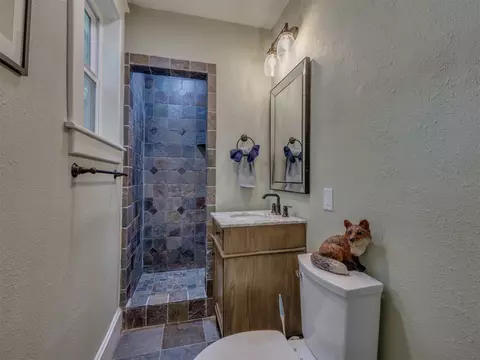 Bath - 908 SE 3rd St, Wagoner, OK 74477 photo 7 of 9