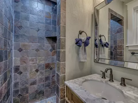 Bath - 908 SE 3rd St, Wagoner, OK 74477 photo 6 of 9