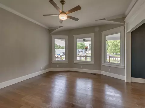 Living - 908 SE 3rd St, Wagoner, OK 74477 photo 2 of 4