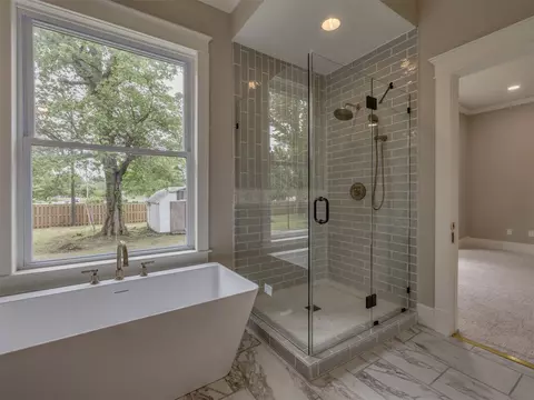 Bath - 908 SE 3rd St, Wagoner, OK 74477 photo 5 of 9