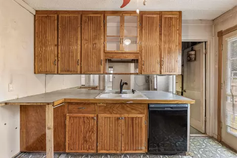 Kitchen - 1349 E 42nd Pl, Tulsa, OK 74105 photo 3 of 4
