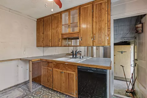 Kitchen - 1349 E 42nd Pl, Tulsa, OK 74105 photo 4 of 4