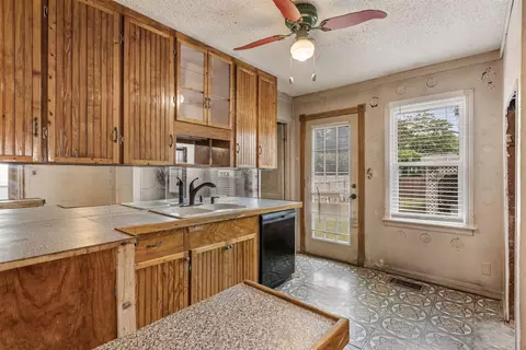 Kitchen - 1349 E 42nd Pl, Tulsa, OK 74105 photo 2 of 4