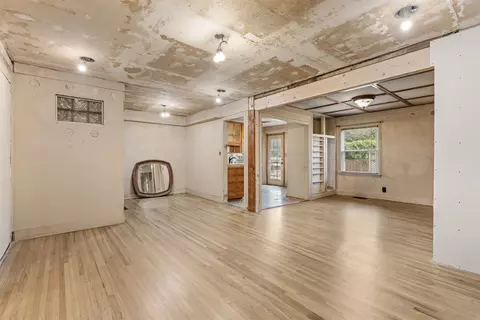 Living - 1349 E 42nd Pl, Tulsa, OK 74105 photo 2 of 3