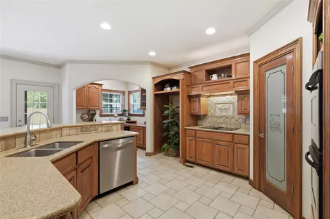 Kitchen - 7804 E Dallas St, Broken Arrow, OK 74014 photo 3 of 6