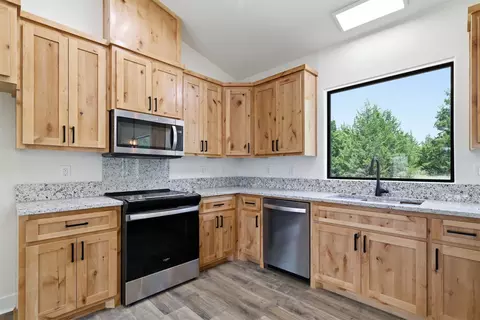 Kitchen - 63 Deerfield, Colbert, OK 74733 photo 2 of 2