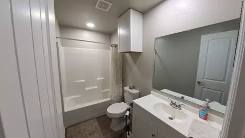 Bath - 174 Hummingbird Cir, Colbert, OK 74733 photo 2 of 4