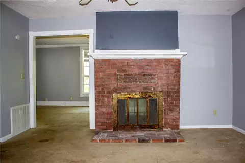 Living - 404 E Laurel St, Hugo, OK 74743 photo 4 of 5