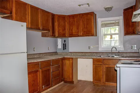Kitchen - 404 E Laurel St, Hugo, OK 74743 photo 2 of 3