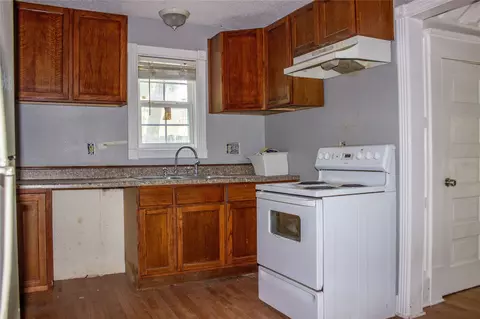 Kitchen - 404 E Laurel St, Hugo, OK 74743 photo 3 of 3