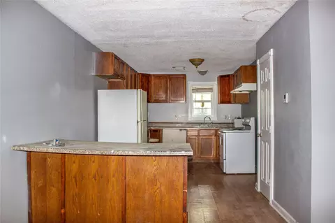 Kitchen - 404 E Laurel St, Hugo, OK 74743 photo 1 of 3