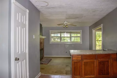Living - 404 E Laurel St, Hugo, OK 74743 photo 5 of 5