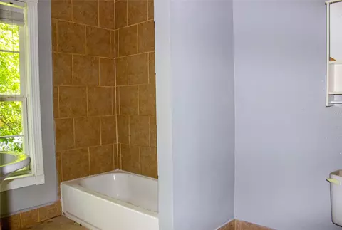 Bath - 404 E Laurel St, Hugo, OK 74743 photo 3 of 3